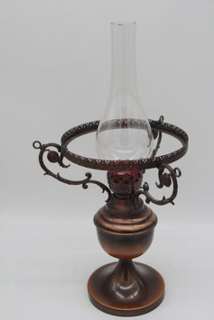 alte Petroleumlampe Kupferfuß geschwungene Halterung Deko Lampe