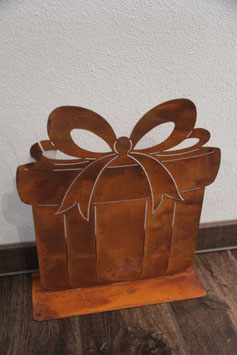 goßes Geschenk auf Platte Weihnachtsgeschenk rost Deko