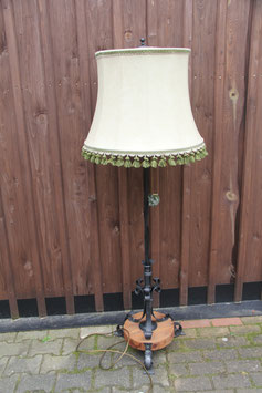 alte Stehlampe Schmiedeeisen Holz großer Lampenschirm grün Metallfuß