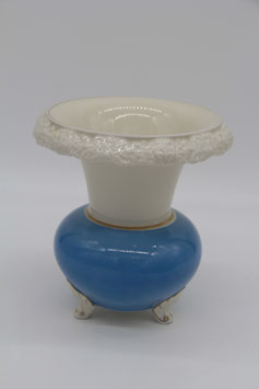 besondere alte Kragenvase elfenbein hellblau auf drei Füßen Porzellan