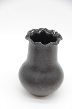 kleine schwarze Keramikvase metallic anthraziet gewellter Rand Handarbeit Blumenvase