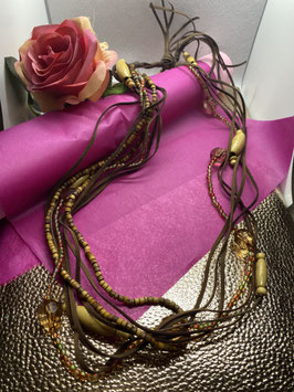 Bruine ketting bestaande uit hout - touw en parels