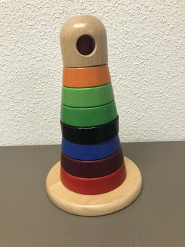 Speeltoren met donker gekleurde ringen van hout