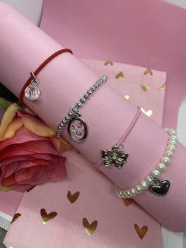 Set van vier armbandjes met bedels