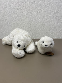 Twee knuffels bestaande uit een ijsbeer en een baby zeehond