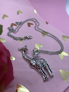 Een zilverkleurige lange ketting met twee giraffen
