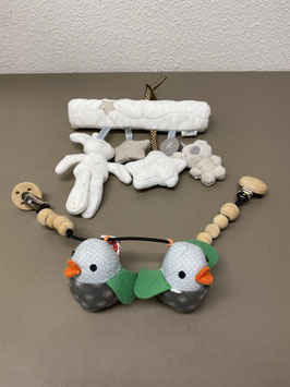 2 leuke hangers voor in de kinderwagen of box