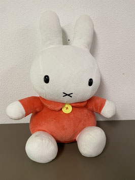 Grote Nijntje knuffel met rood/roze jasje