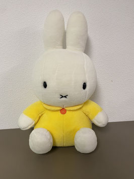 Grote Nijntje knuffel met geel jasje
