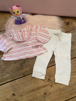 Gestreept shirt van Frendz en witte legging van Hema in maat 68