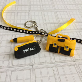 Porte clé Cartable, trousse et crayon jaune et noir .. ref. Panda
