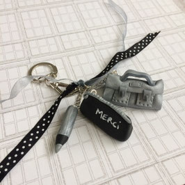Porte clé Cartable, trousse et crayon noir et gris .. ref. Pois
