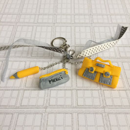 Porte clé Cartable, trousse et crayon jaune et gris .. ref. Pois2