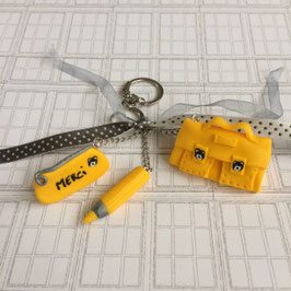 Porte clé Cartable, trousse et crayon jaune .. ref. Panda