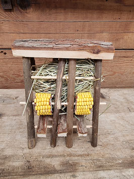 Heuraufe aus Holz mit Mais