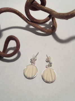 petites boucles d'oreilles pendantes "herbes" blanches support en argent 925