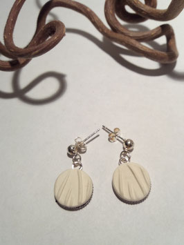 petites boucles pendantes "herbes" blanches supports en laiton argenté