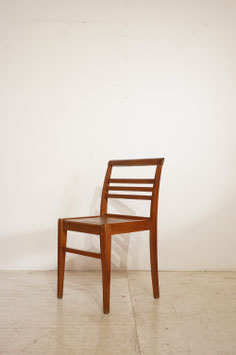 Stacking Chair / mobilier d'urgence