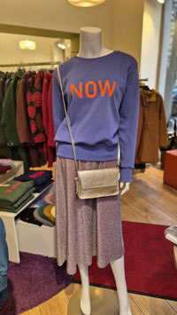 Pulli violet blue, NOW neon orange