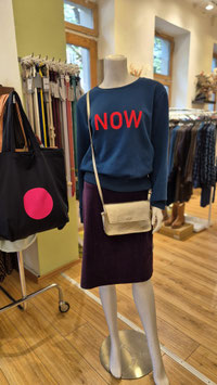 Pulli ocean blue, NOW neon rot