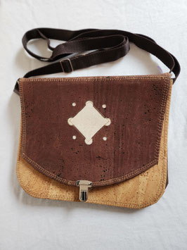 Kork Handtasche natur mit dunkelbraunem Klappdeckel und brauner Schlaufe