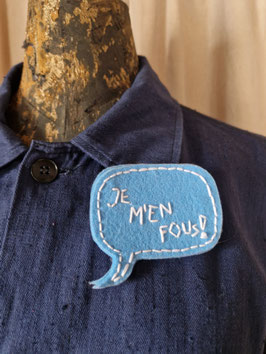 Sprechblasen-Brosche – „JE M’EN FOUS“ (weiß auf hellblau)- handbestickt - Upcycling