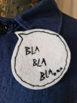 Sprechblasen Brosche „BLA BLA BLA…“ (schwarz auf weiß) - handbestickt - Upcycling