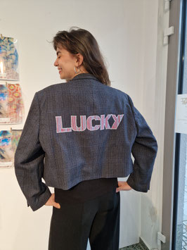 Schurwoll-Blazer „LUCKY“ – Upcycling Sakko mit Schriftzug und Kleeblatt-Brosche, Unikat