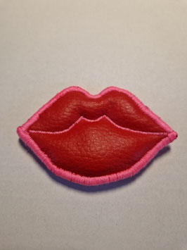 Kiss-Brosche – Rote Lippen mit pinker Stickkante