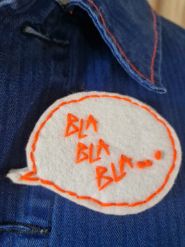 Filzbrosche "BLA BLA BLA..." ( orange auf weiß ) - handbestickt - Upcycling