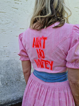 rosa Dirndl " AINT NO WIFEY "