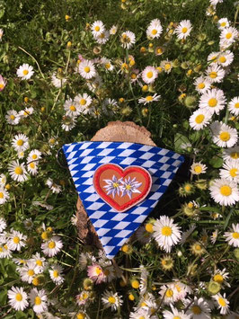 Dreieckstuch Hundehalsband "Raute blau-weiß + 2 Edelweißblumen im roten Herz"