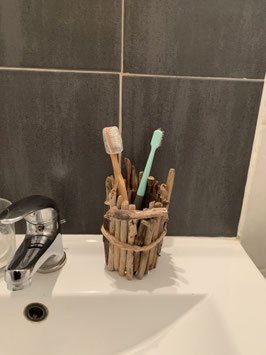 Gobelet en bois flotté pour brosses à dents