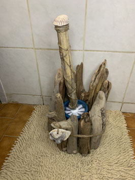 Brosse pour toilettes dans pot en bois flotté décoré de coquillages