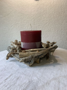 Bougeoir en bois flotté et grosse bougie rouge pour ambiance cosy