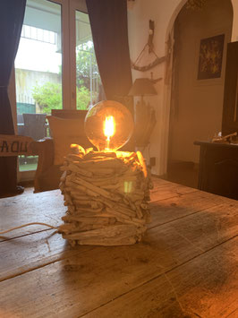 Lampe à poser en bois flotté et ampoule globe