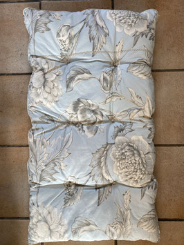 Matelas confort capitonné à fleurs 110x65 cm