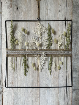 Metallviereck mit Trockenblumen
