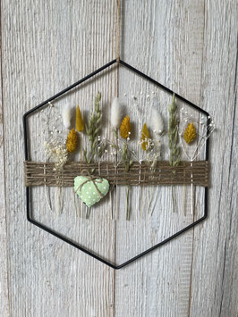 Metallsechseck mit Trockenblumen