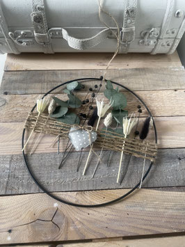 Metallring mit Trockenblumen