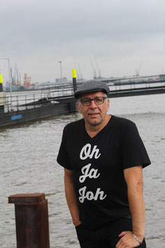 V hals Shirt; OH JA JOH