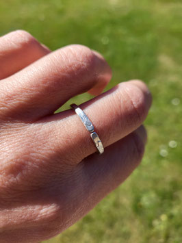 Zarter Umarmungsring – Dein persönliches Schmuckstück aus recyceltem Silber