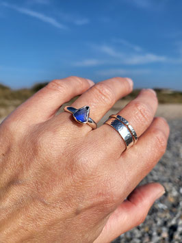 Einzigartiger cobaltblauer Seeglas-Ring in Dreiecksform – Natur trifft auf moderne Eleganz – Handgefertigter Unikatschmuck aus 925 Sterling Silber