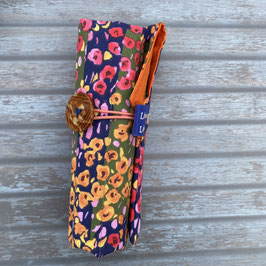 Trousse roulée fleurie bleu orange avec crayons de couleur