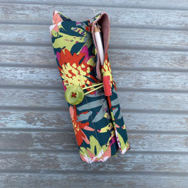 Trousse roulée en coton fleuri multicolore avec crayons de couleur