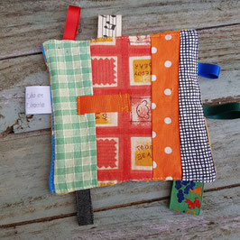 Doudou étiquettes en patchwork orange vert et bleu