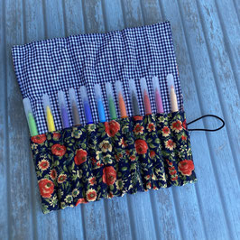 Trousse roulée en velours marine fleuri