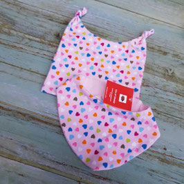 Ensemble bonnet bébé et cache-cou rose imprimé cœurs