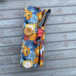 Trousse roulée bleue à fleurs orange avec crayons de couleur