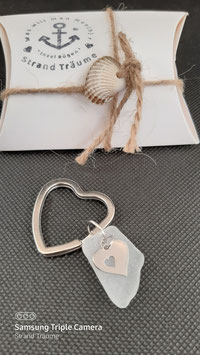 Schlüsselring in Herzform mit echtem Seeglas in Weiß und Herzanhänger aus Edelstahl